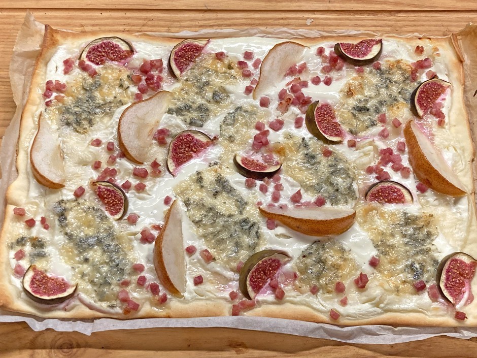 Flammkuchen mit Gorgonzola und Birne Flammkuchen mit Gorgonzola und Birne
