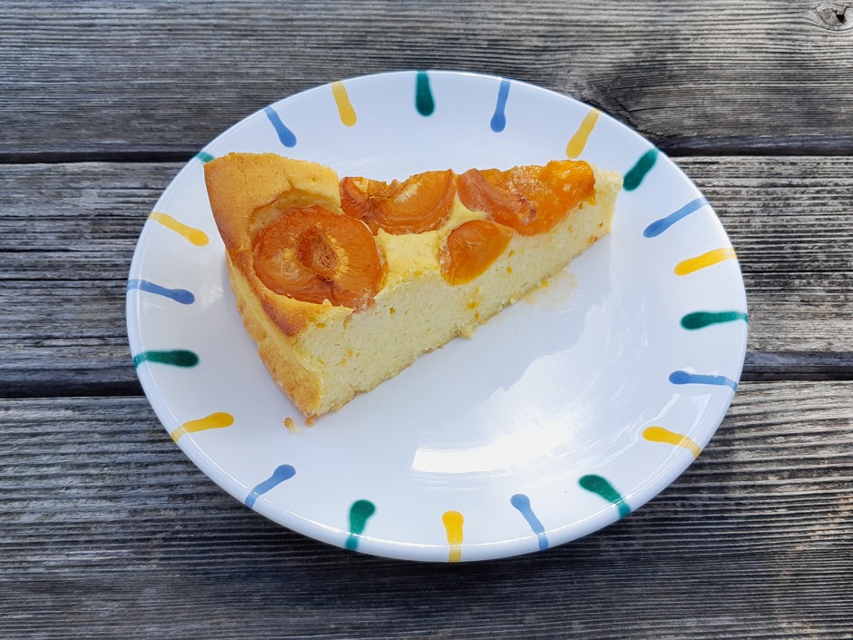 Gebackene Topfentorte mit Marillen